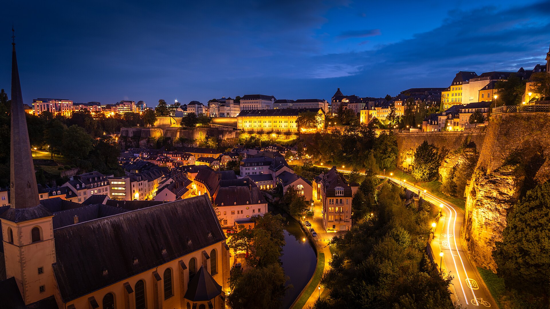 La ville de Luxembourg, quartier du Grund, à la tombée de la nuit